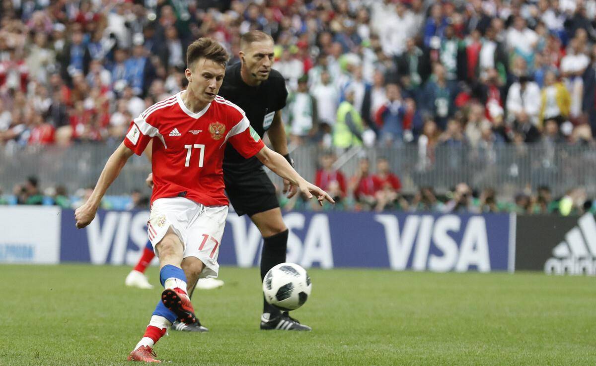 冲刺阶段阿贾克斯调整名单以备法甲，伤情更新环节打磨，态度坚定，球队文化再被提及的简单介绍